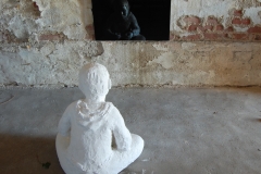 Skulpturinstallation1_Boy - in a glass darkly (2)